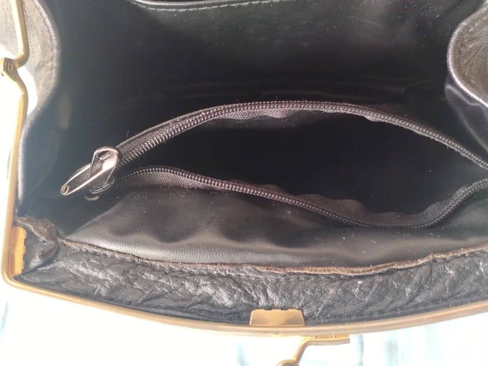 SAC A MAIN NOIR ANCIEN  VINTAGE EN CUIR  AVEC FERMOIR EN METAL - Photo 4/4