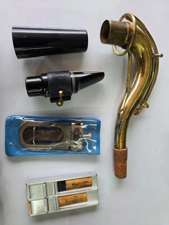 SAXOFÓN MARTIN TONO BAJO DE COLECCIÓN ELKHART EN ESTUCHE Y ACCESORIOS COMO ESTÁ Foto 2 de 4