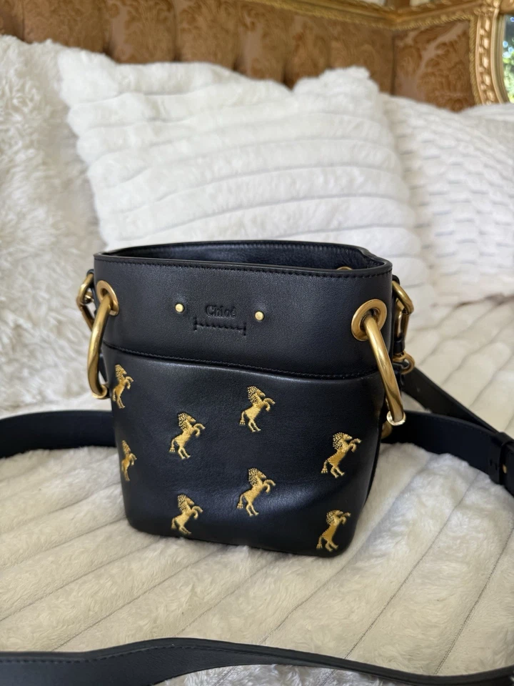 Bolso de Hombro CHLOE Roy Cuero Mini Bolso Cubo Pequeño Caballo Bordado Negro Foto 3 de 4