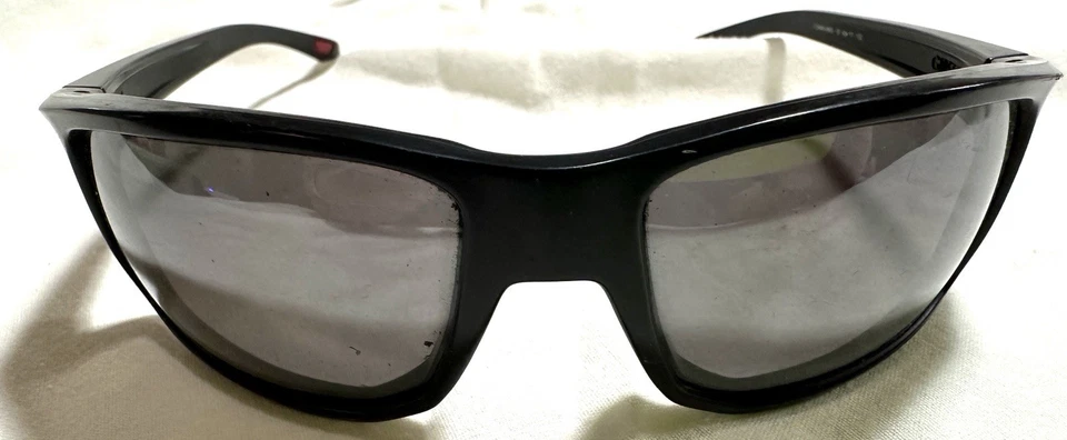 Gafas de sol Oakley Gibston OO9449 negras envolventes lentes grises ligeros arañazos SKU 0353 Foto 4 de 4