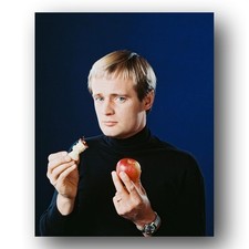 David McCallum Holding Apple and Core Vintage Photo Circa 1965 Scotland 8x10 Pho David McCallum Holding Apple and Core Vintage Photo Circa 1965 Scotland 8x10 Pho