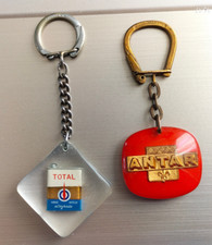 ANCIENS PORTES CLÉS HUILE BIDON TOTAL ET ANTAR