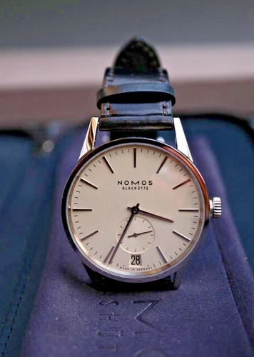 Nomos Glashütte Zürich Datum - Referenz 802 / ungetragen Originalpapiere, Leder
