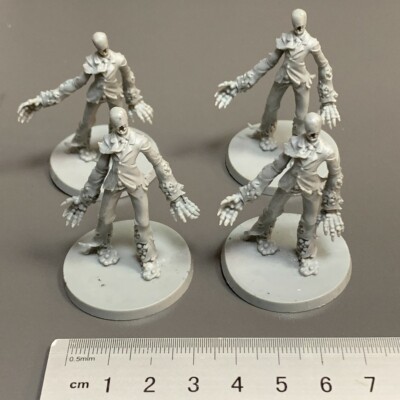 5 Miniature Zombie Per Zombicide: Black Plague - Per Espandere Il Gioco Da Tavolo