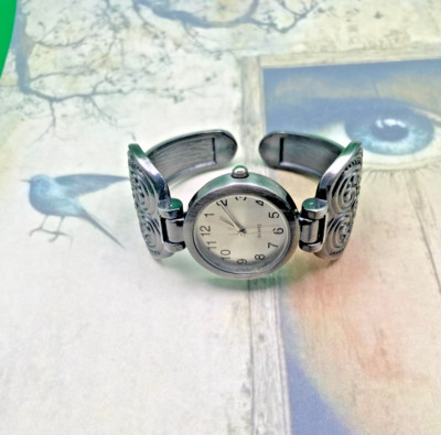 Wristwatch Round Silver Tone Face Gray Cuff Band Heart Theme