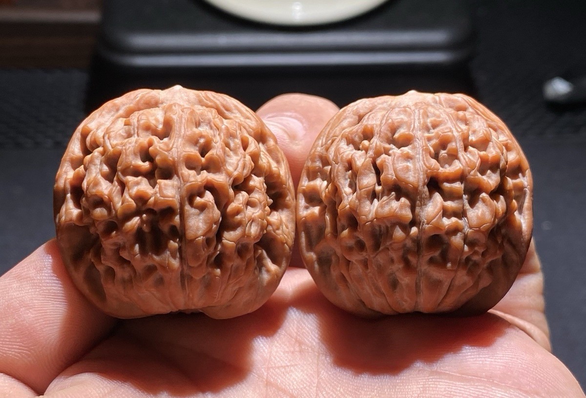 Traditional Chinese Wenwan Walnuts – Massage Balls 文玩核桃莲花虎