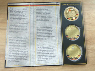 DDR Nationalhymne Gigant in Farbe gold Nachlass Dachbodenfund Speicherfund