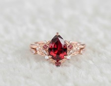 Anello di fidanzamento floreale diamante Jarkan placcato oro rosa taglio pera granato rosso