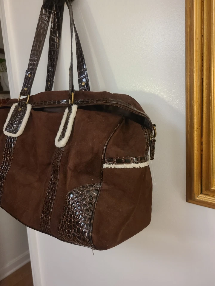 Дорожная спортивная сумка с короткими ручками Bath & Body Works качественная искусственная крокодиловая кожа и замша - Изображение 3 из 4