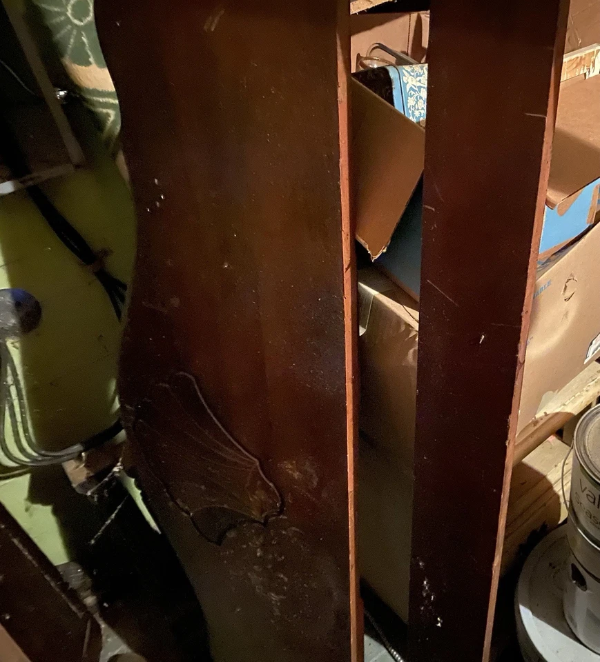 Cabecero y pie de cama completo antiguo vintage de los años 40 tallado en madera con ruedas y marco Foto 4 de 4