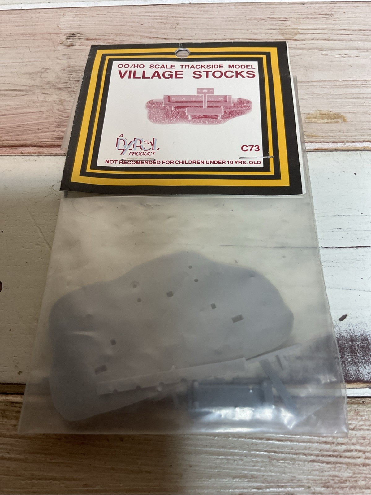 Dapol C73 Village Stocks, HO / OO Gauge.