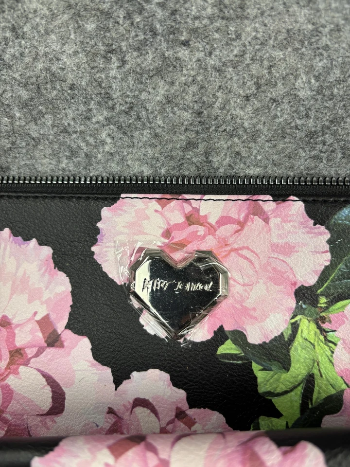 Bolsa de Maquillaje Cosmético Floral Betsey Johnson Bolsa Negra Rosa Cremallera Corazón Logo Viaje Foto 2 de 4