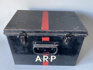WW2 1939 BRITISH HOME FRONT ARP FIRST AID MEDICAL TIN BOX AIR RAID PRECAUTIONS