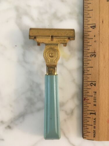 2 VINTAGE RAZORS, REMINGTON ELECTRIC ROLL A MATIC & SCHICK EVERSHARP shaver - Picture 1 of 4