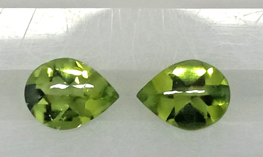 3.27Cts Deluxe Natural Green Peridot Pear Shape 9x7mm Matching Pair - Image 3 of 3