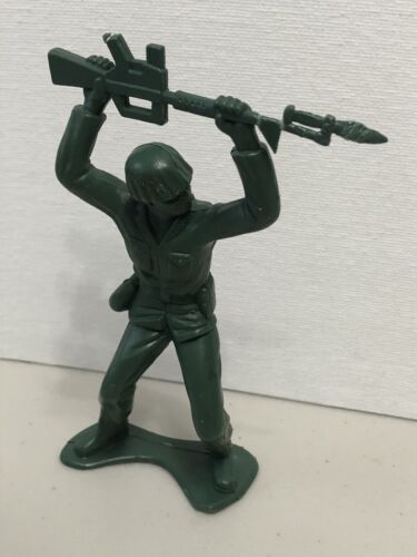 Vintage jumbo green army man 5 Inches RARE Bayonet - Picture 1 of 4