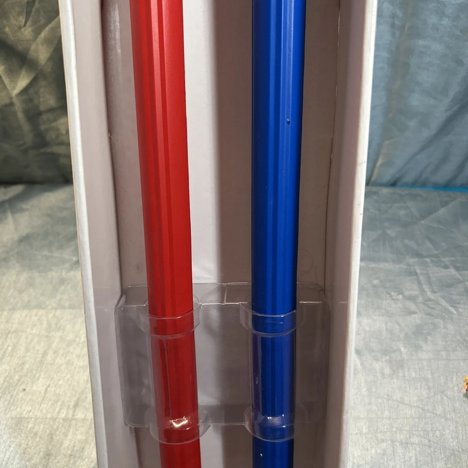 Nintendo WII Nerf - Sports Plus Duel Play Swords, Light Sabers NUEVO EN CAJA Rojo Azul Foto 3 de 4