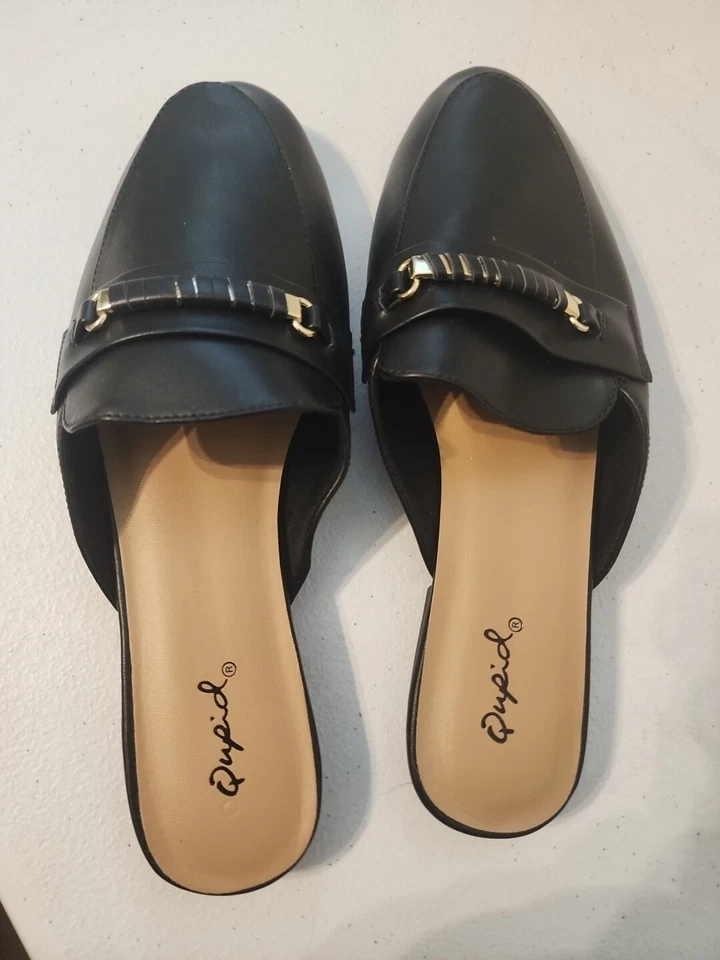 Mulas de piel de cocodrilo Qupid de cuero sintético negro estilo: remolino 187X talla: 8 Foto 2 de 4