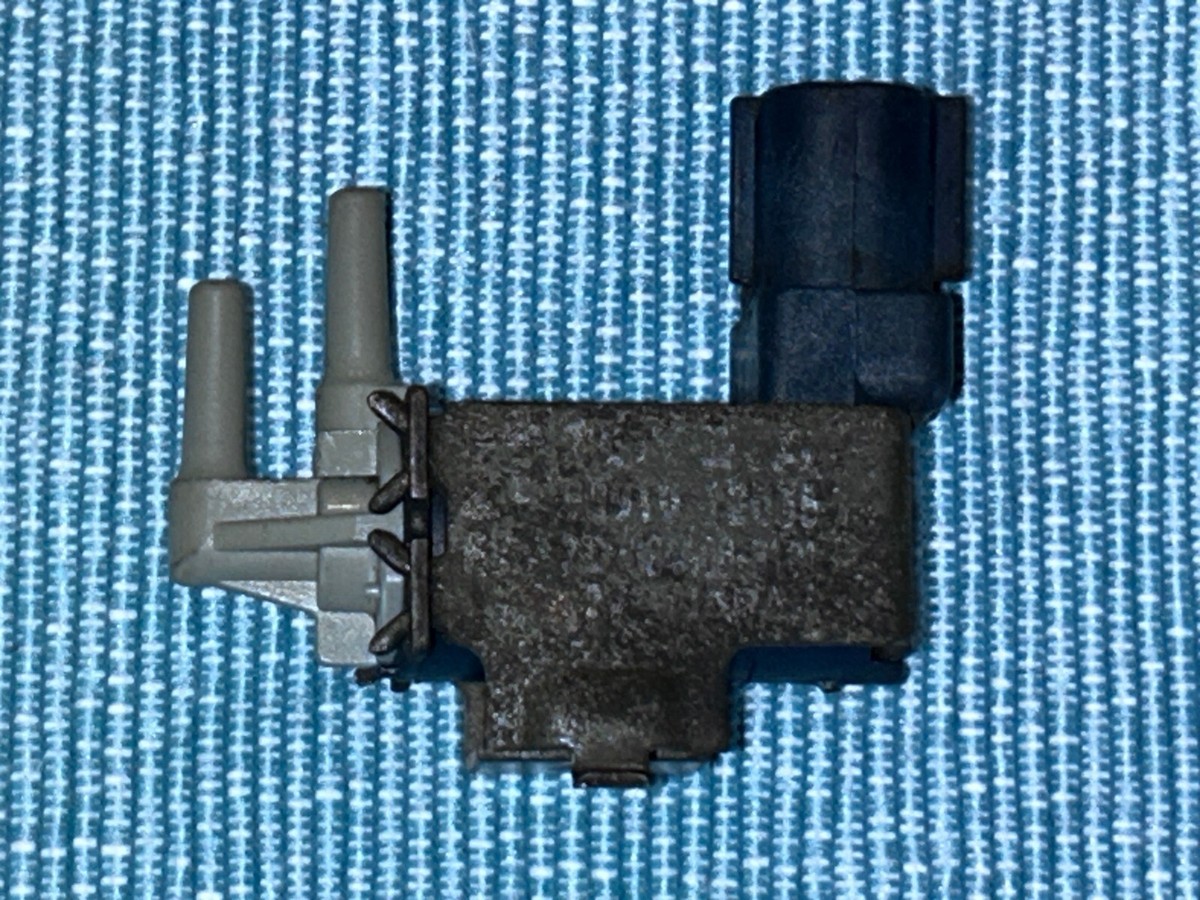 86-91 Toyota 4Runner Pickup Truck 22R Vacuum Switching Valve 90910