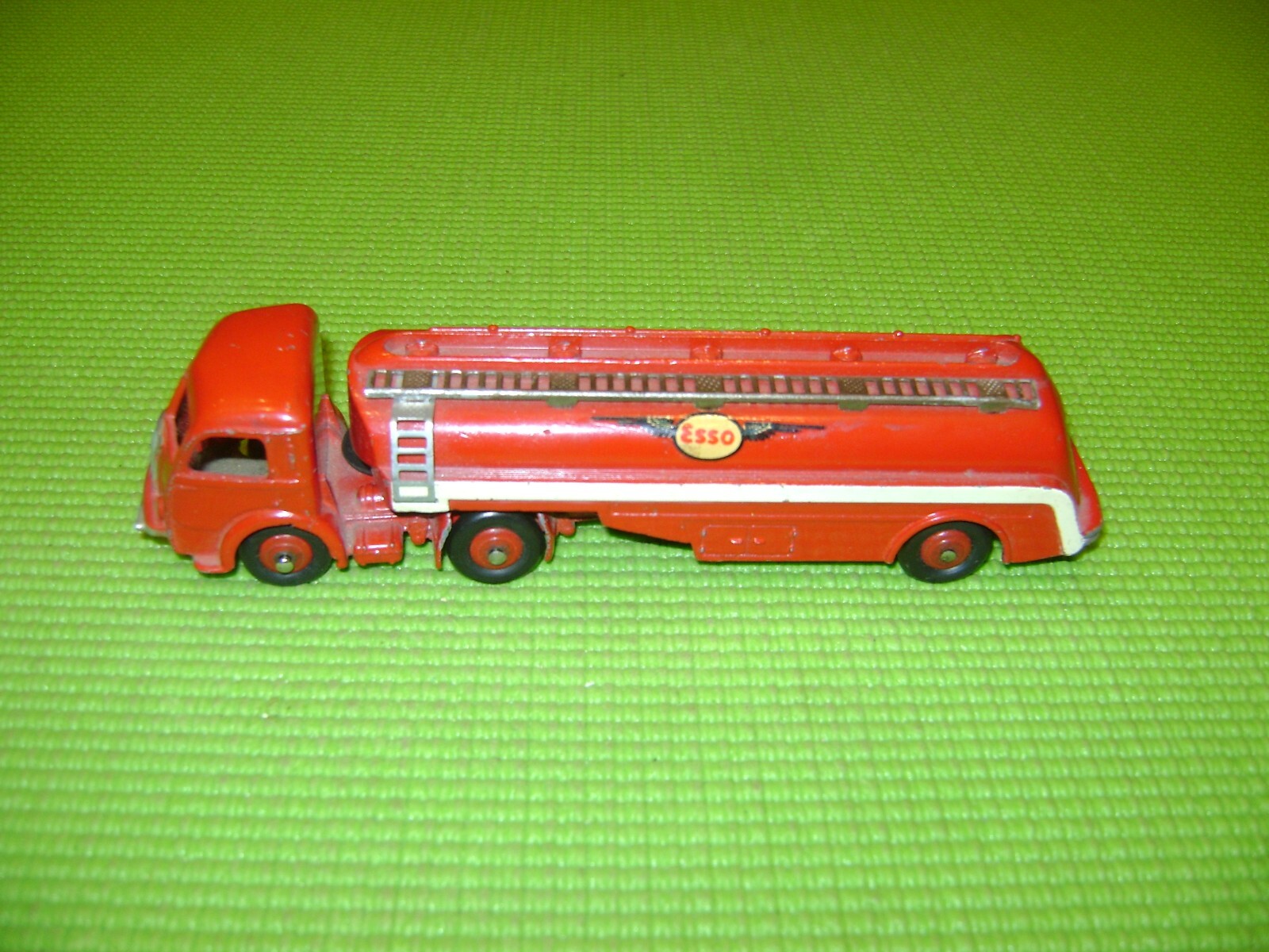 Dinky Toys Ancien – Camion Citerne Panhard ESSO – Référence 32 C – Occasion