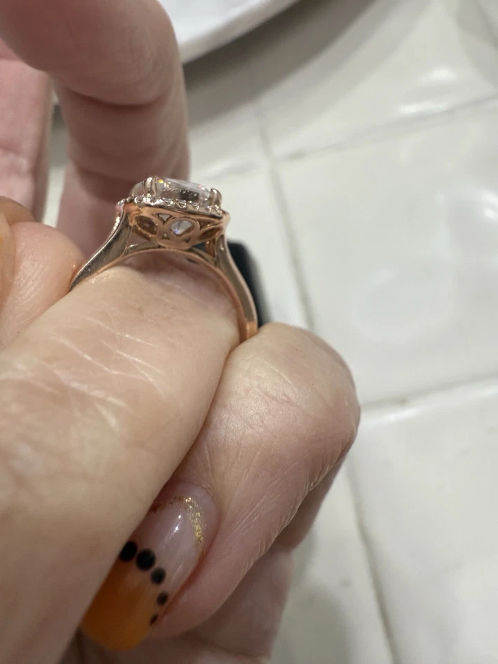 Anillo de compromiso Moisanitte de 2 quilates en oro rosa de 14 k Foto 2 de 4