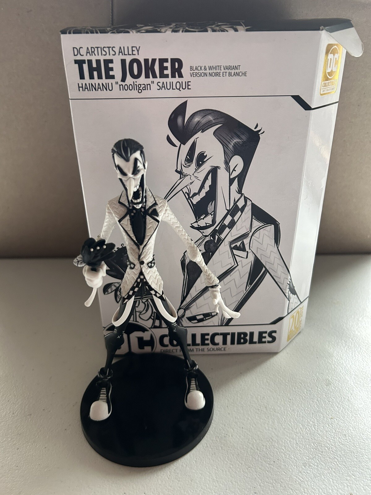 DC Artists Alley Hainanu Nooligan Saulque The Joker Statue Missing Cards