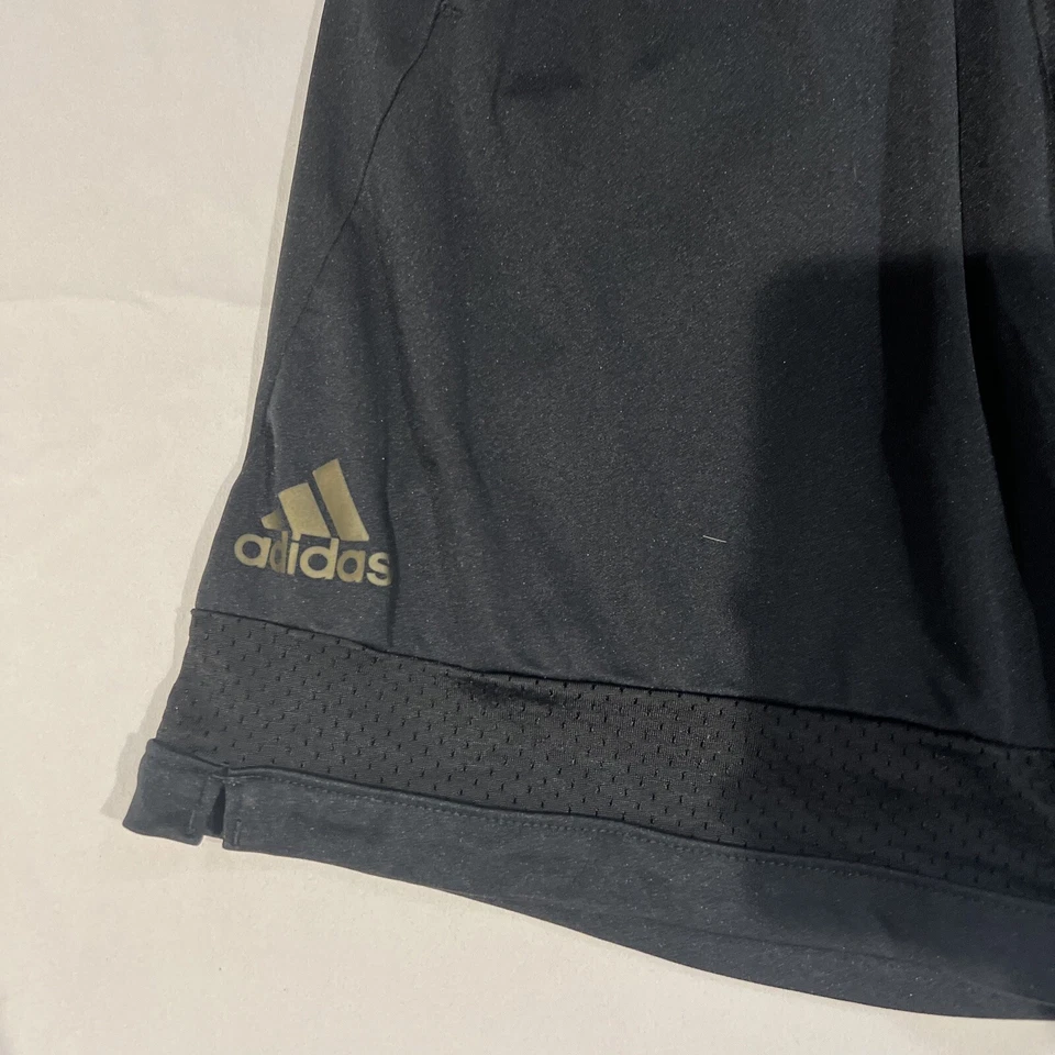 Pantalones Cortos Atléticos Adidas Juveniles Medianos Negro y Dorado Clima 100% Poliéster Usados en Excelente Condición Foto 4 de 4