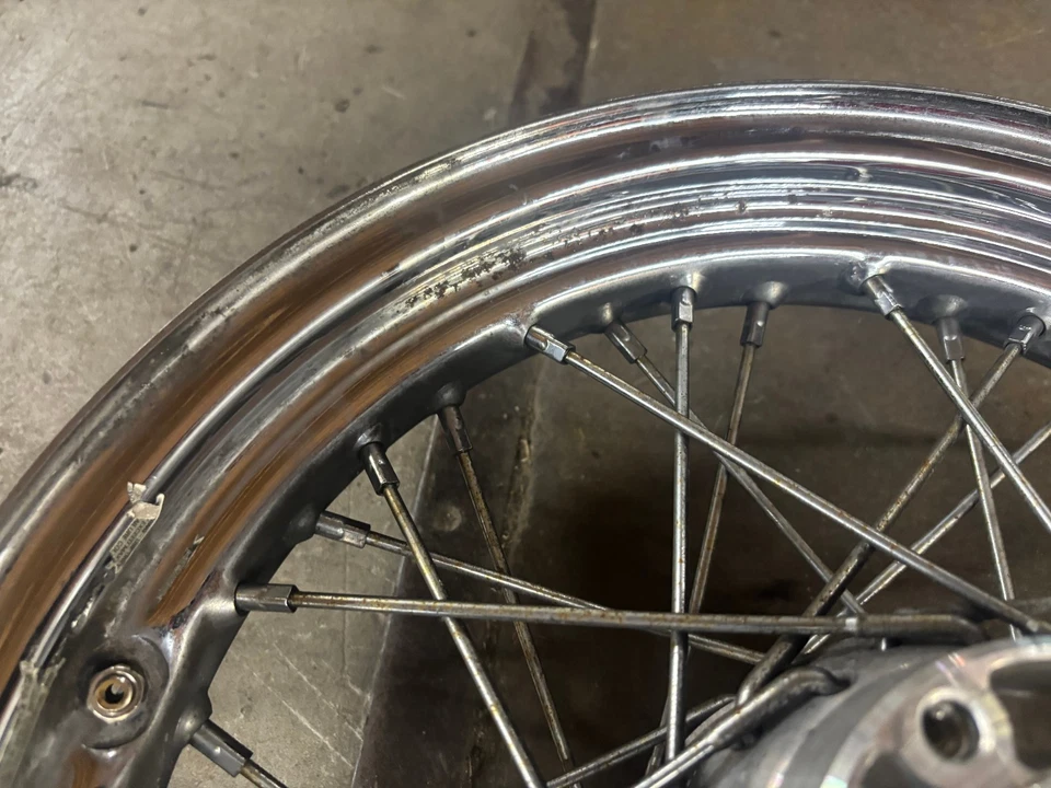 Оригинальный задний обод колеса 16 дюймов со спицами Harley Davidson Dyna Sportster & Softail 2005 04 - Изображение 3 из 4