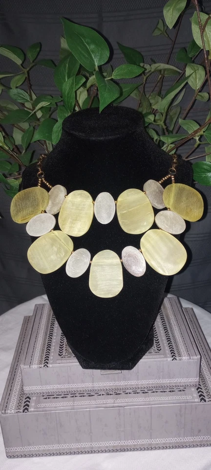 Collar llamativo concha de cuerno color beige natural, cadena dorada Foto 4 de 4