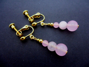 Authentic A PAIR OF PINK  JADE  BEAD  GOLD PLATED DANGLY SCREW BACK CLIP ON EARRINGS. NEW.