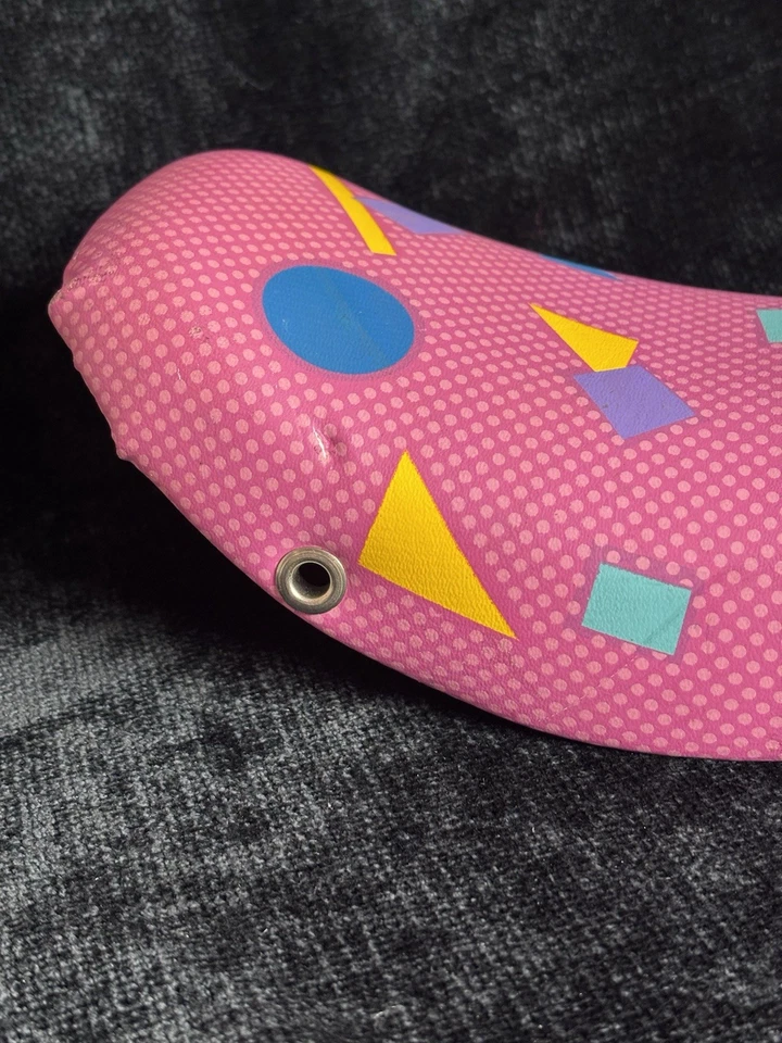 Asiento de plátano para bicicleta Troxel Old School acolchado años 80 rosa estampado gráfico geométrico Foto 4 de 4