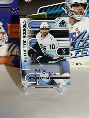2022-23 UD SP Game Used Authentic Rookies Blue Matty Beniers Rookie Auto RC #172
