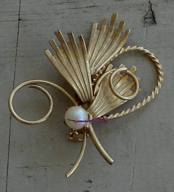 Cute Vintage Gold Tone Pin With Faux Pearl Center, VERY GOOD