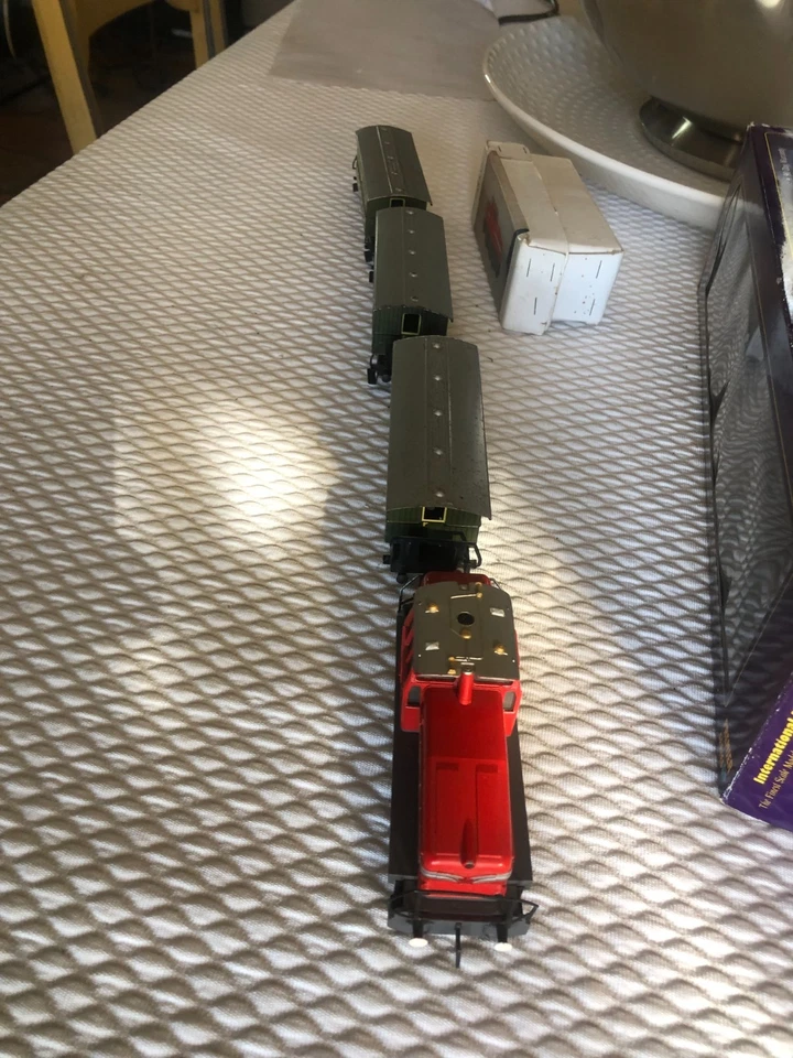 Locotracteur Marklin très . 3 rails, puissantes  avec trois wagons HO - Photo 4/4