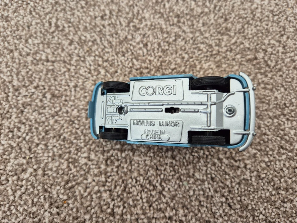 CORGI CLASSICS 1/43 MORRIS MINOR SEDÁN POLICÍA MODELO A ESCALA DIECAST - Imagen 4 de 4