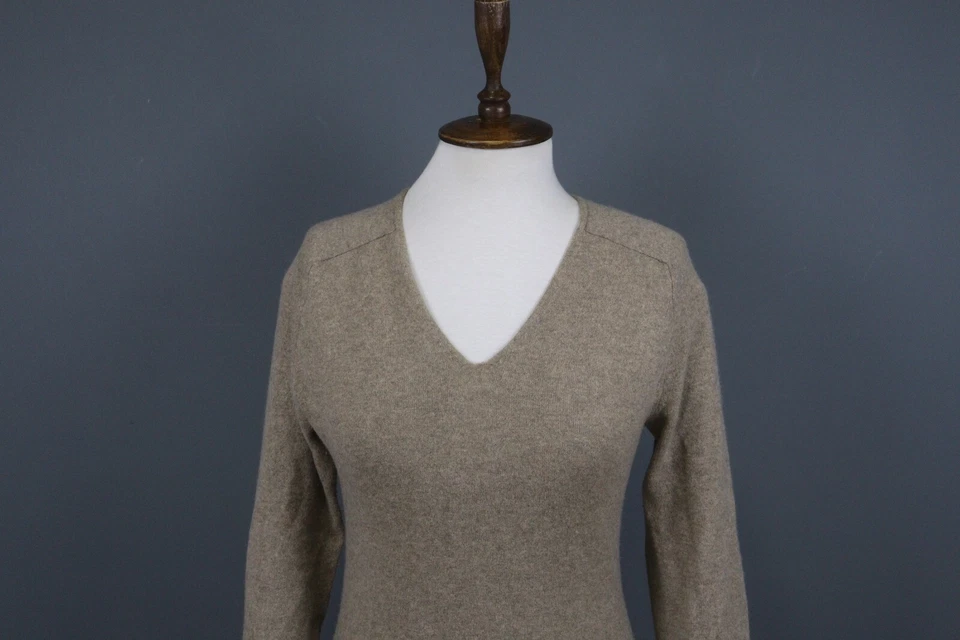 Suéter pulôver Allude bege 100% cashmere malha gola V tamanho M - Imagem 2 de 4