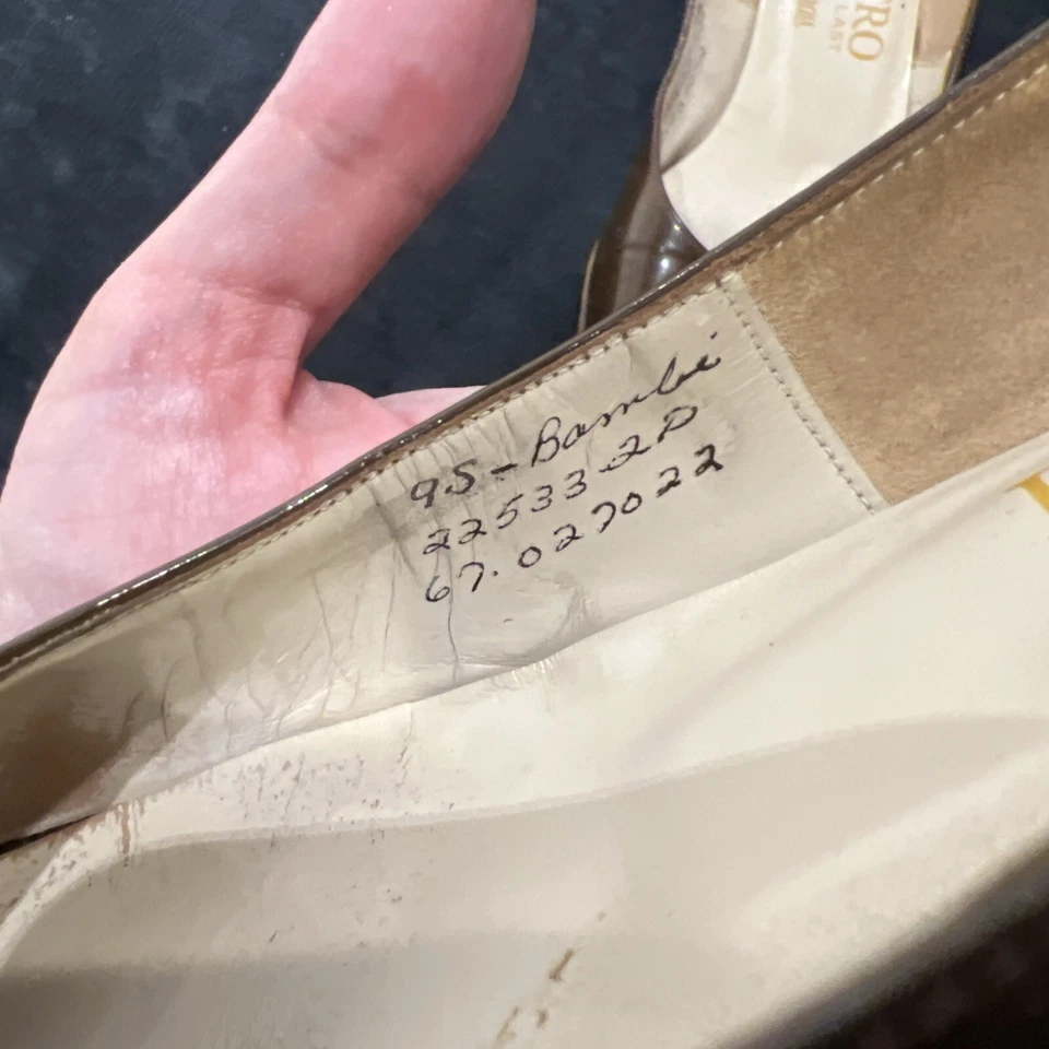 NEIMAN MARCUS Vintage Pietro 9 Tacones Estrechos Marrón Con Detalle de Bola Dorada Foto 4 de 4