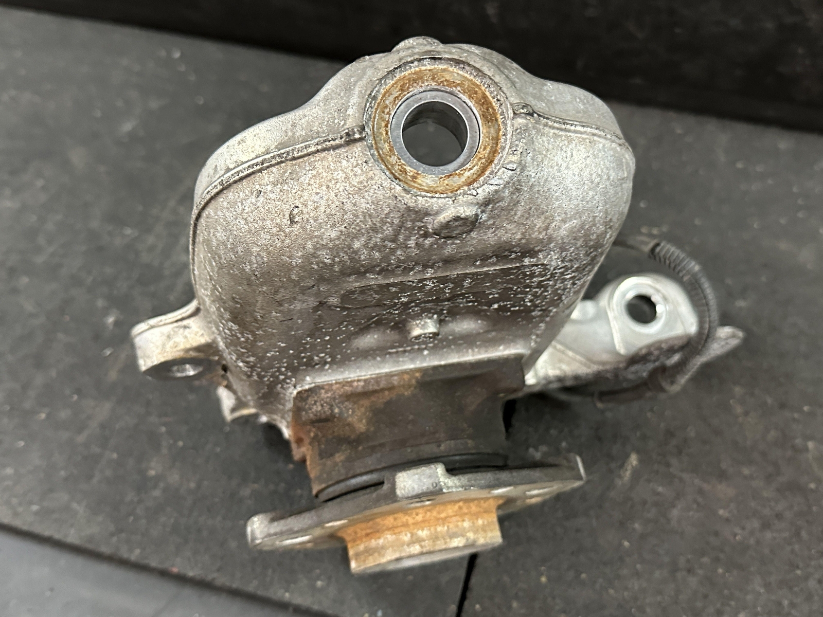 07-12 MASERATI QUATTROPORT FRONT DRIVER LEFT SPINDLE STEERING KNUCKLE