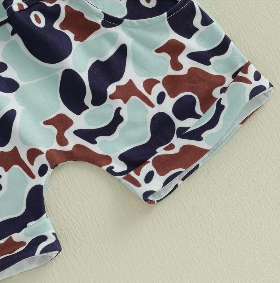 Conjunto de 2 piezas de camiseta bordada y pantalones cortos camuflados para bebé niño Foto 4 de 4