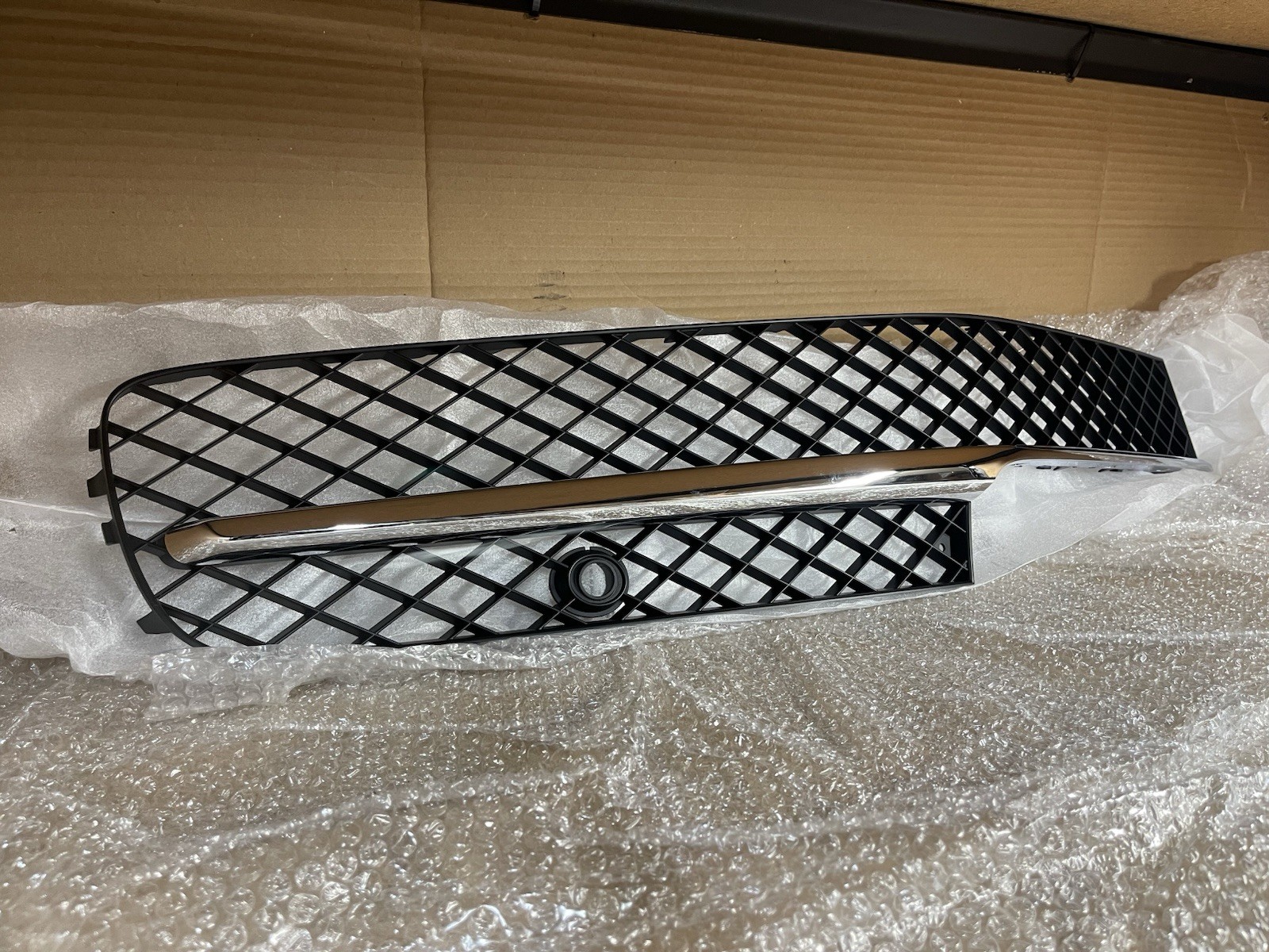 NEW 100% BENTLEY CONTINENTAL FLYING SPUR  FRONT GRILL LH  4W0807647D