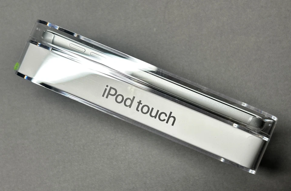 SEALED NEW Apple iPod Touch 7th Generation 32GB Silver - Image 2 of 4