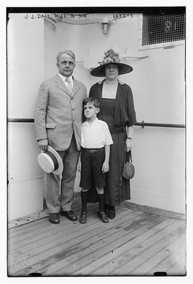 Photo:J.J. Dais i.e. Davis, wife, and son