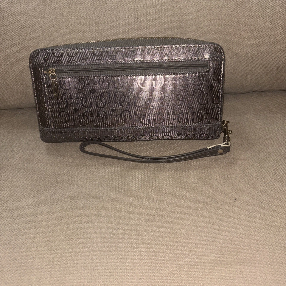 Cartera Muñequera GUEES Signature Acolchada Cremallera Alrededor Plateada. Usado en excelente estado Foto 3 de 4