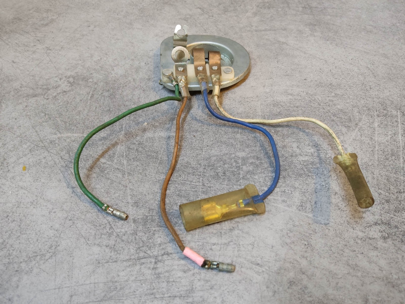 Restaurez l'éclairage d'origine de votre CG125 avec ce porte-ampoule de phare avant