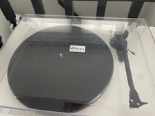 Pro-Ject Debut Carbon Turntable White/Black Belt Drive 33/45RPM RCA Output