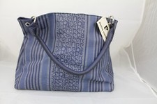 borsa da donna  Pierre Cardin, colore blu fantasia, portata a mano