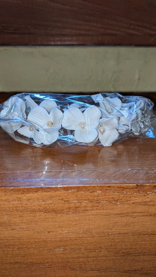 Diadema de flores y perlas tono marfil y dorado delicados pétalos de flores con perla Foto 2 de 4