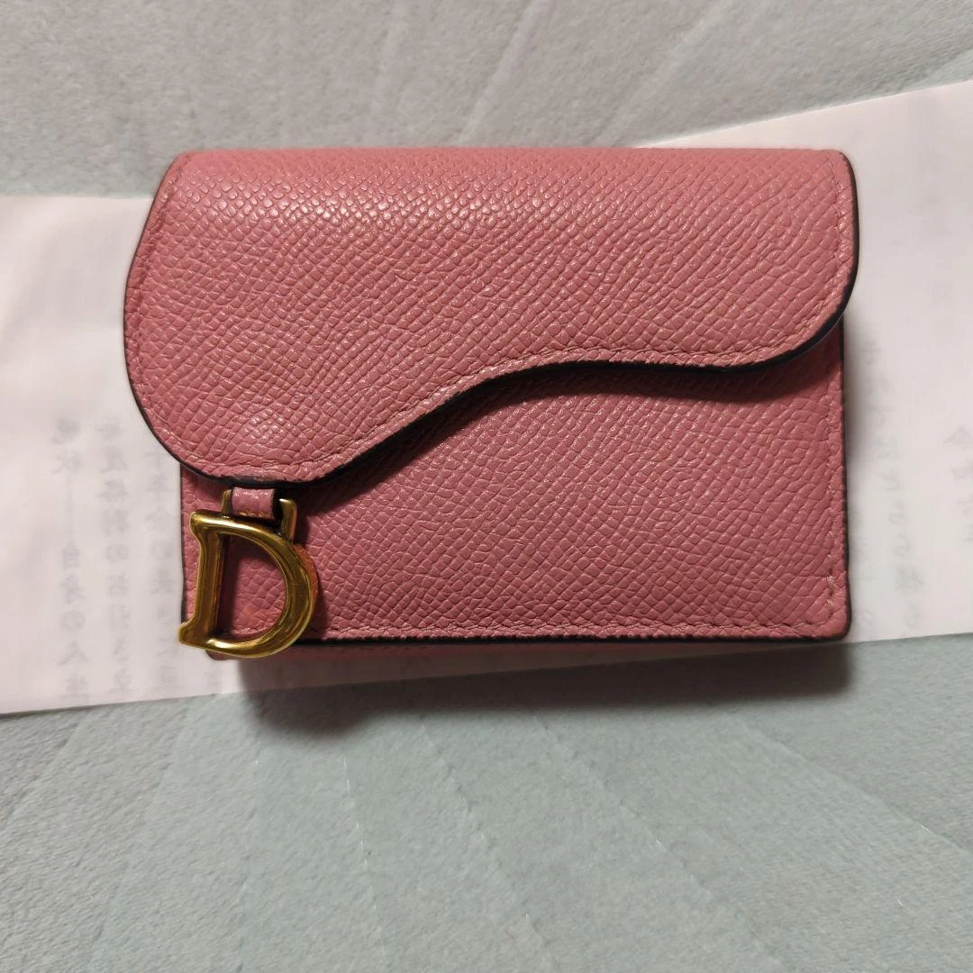 Portefeuille Christian Dior rose à trois volets avec boutons pression