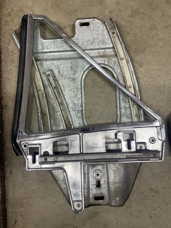 1966-67 Ford Fairlane Convertible Rear 1/4 Windows & Tracks ( 500, XL, GT, GTA ) - Изображение 2 из 4