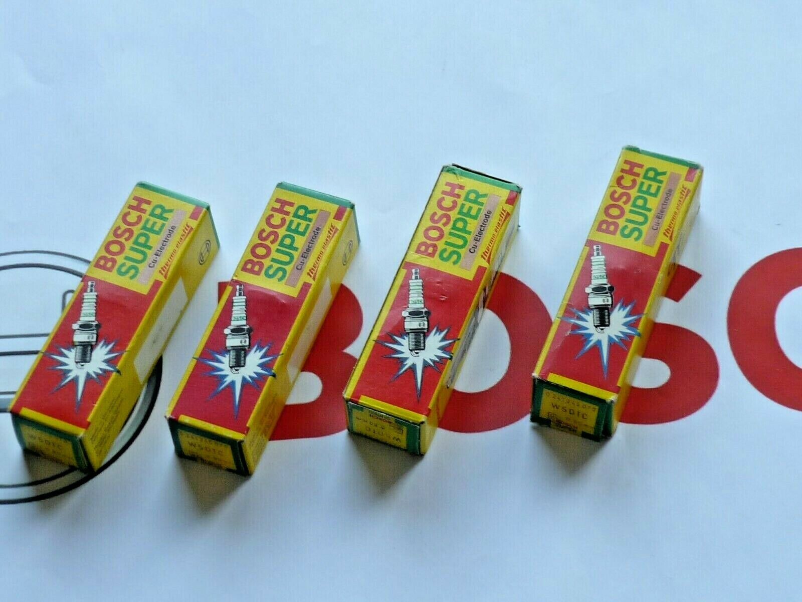 Set of 4 original BOSCH WR6DCX SUPER spark plugs NEW in BOX NOS 0242240531